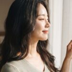 창밖을 보고 있는 여자