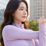 도심 공원에서 가벼운 스트레칭을 하는 여성