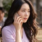 카페에서 핸드폰으로 통화하는 모습 (2)