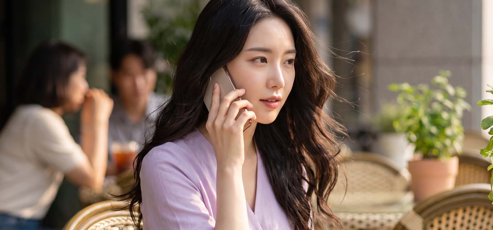 카페에서 핸드폰으로 통화하는 모습 (2)